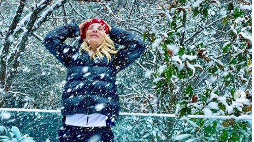 Ελένη Μενεγάκη: Παίζει σαν μικρό παιδί στον χιονισμένο κήπο του σπιτιού της στα Μελίσσια