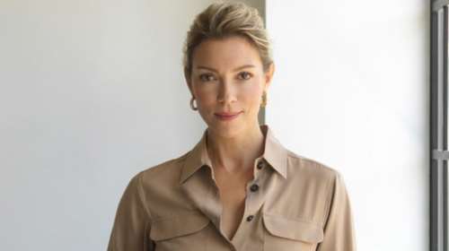 Βίκυ Καγιά: Άβαφη και αγουροξυπνημένη πίνοντας τον πρώτο καφέ της ημέρας στην υπέροχη κουζίνα της