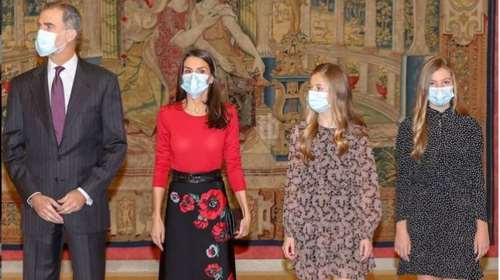 Οι πριγκίπισσες με τα μίνι: Οι κόρες της βασίλισσας Λετίσια σαν δίδυμες