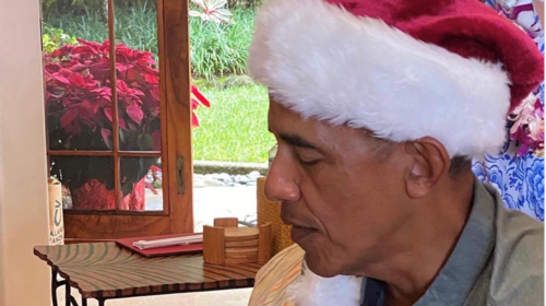 Ο Μπαράκ Ομπάμα με σκουφί Άγιου Βασίλη - Τον συγκίνησε το καταπληκτικό δώρο της Μισέλ