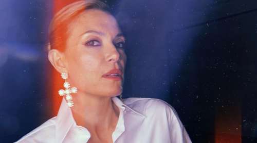 Βίκυ Καγιά: H super glam εμφάνιση με λευκό πουκάμισο, τζιν με ξέφτια, πετράδια και τα πιο στιλάτα γοβάκια Bottega Veneta