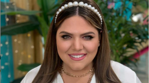 Κλέβει τις εντυπώσεις η Δανάη Μπάρκα με το εμπριμέ μπικίνι της