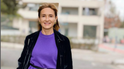 Μάρα Ζαχαρέα: Το απίθανο look σε τόνους του λιλά και τις πιο στιλάτες δίχρωμες μπαλαρίνες