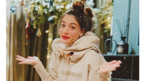 Ήβη Αδάμου: Ποζάρει στο τεράστιο σαλόνι της ντυμένη ασορτί με την τριών ετών κόρη της