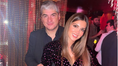 Σταματίνα Τσιμτσιλή: Με μαύρο βελούδινο party dress σε βραδινή έξοδο με τον Θέμη Σοφό