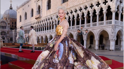 &quot;Βασίλισσα&quot; στη Βενετία η Έλεν Μίρεν: H εκθαμβωτική εμφάνιση στο show των Dolce &amp; Gabbana