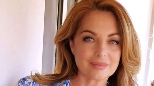 Κομψή και ντελικάτη η Άντζελα Γκερέκου: Ο ιδανικός τρόπος που φόρεσε το λευκό λινό παντελόνι - Με blazer και σνίκερς