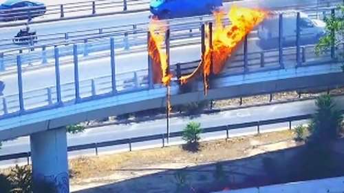 Φωτιά σε μηχανή στην έξοδο του Κηφισού προς Πειραιά - Έλιωσαν τα προστατευτικά plexiglass [βίντεο]