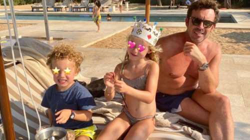 Μπιάνκα Κρασσά: Μοντελάρα η κόρη της Καγιά - Ποζάρει με σταυροπόδι και μαρινιέρα στη Σίφνο