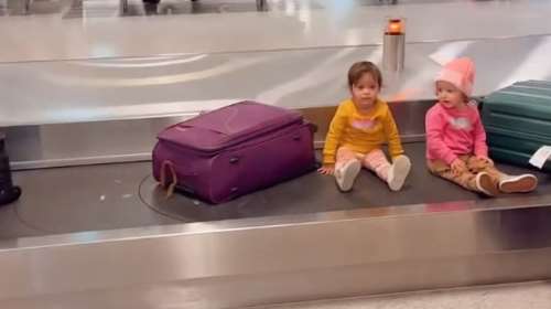 Αριάνα και Φιλίππα Τανιμανίδη: Έκαναν βόλτα στον ιμάντα αποσκευών μαζί με τις βαλίτσες στο αεροδρόμιο