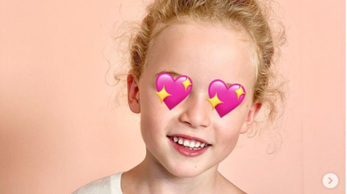 Summer party γενεθλίων για την κατάξανθη Μπιάνκα Κρασσά: Με μπαλόνια, φουσκωτές μπάλες, φοίνικες και σανίδες θαλάσσης...