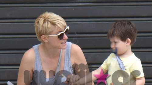 Σία Κοσιώνη: Με casual look σε ανέμελες στιγμές με τον γιο της - Βόλτα στο κέντρο της Αθήνας [Εικόνες]