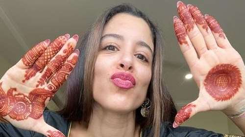 Μαρίνα Σάττι: Στην Ινδία ντυμένη με παραδοσιακή φορεσιά στον γάμο του αδερφού της [Εικόνες]