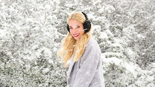 Hot στον χιονισμένο κήπο της η Δούκισσα Νομικού: Βγήκε στα χιόνια μόνο με το παλτό της