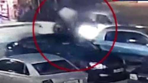 Κερατέα: Βίντεο ντοκουμέντο - Η στιγμή που διανομέας πέφτει πάνω σε φορτηγάκι και τραυματίζεται σοβαρά