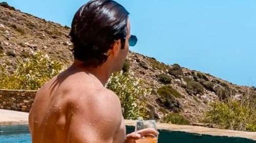 Ο Άγγελος Λάτσιος στην Άνδρο ποζάρει μόνο με το μαγιό του