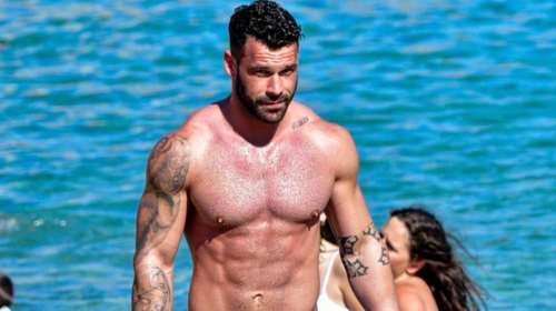 Βουτιές στη Μύκονο για τον Στάθη Σχίζα: Η φωτογραφία στην παραλία με τους άψογους κοιλιακούς