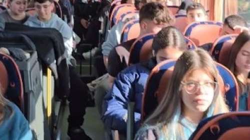 Συγκινητικό βίντεο: Μαθητές περνούν από τα Τέμπη και τραγουδούν για τους 57 νεκρούς