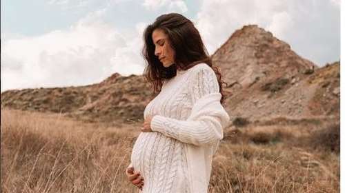 Η Χριστίνα Μπόμπα μας δείχνει τα δώρα που έλαβε για τις κόρες της, έναν μήνα πριν γεννήσει