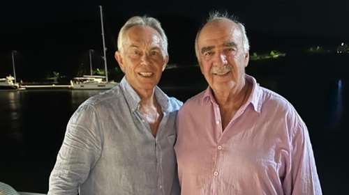 Τόνι Μπλερ και Βαγγέλης Μεϊμαράκης χαλαροί με... βερμούδα στην Ερμιόνη Αργολίδας