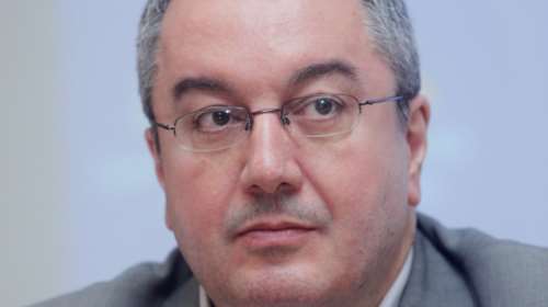 Μόσιαλος: Καλά κάναμε και ανοίξαμε αγορά και εκπαίδευση – Πώς θα καθυστερήσουμε το τρίτο κύμα