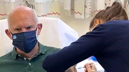 Γιώργος Παπανδρέου: Έκανε το εμβόλιο κατά του κορονοϊού - Με διπλή μάσκα στο νοσοκομείο