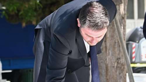 Στο Α&#39; Νεκροταφείο ο Νίκος Ανδρουλάκης: Το λευκό τριαντάφυλλο στον τάφο της Φώφης Γεννηματά