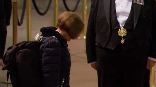 Κηδεία Ελισάβετ: Ηταν η τελευταία στην ουρά που έγινε δεκτή να αποχαιρετήσει τη βασίλισσα- Επαθε σοκ στην ανακοίνωση