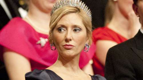 Μαρί Σαντάλ: Κούκλα με μαύρο μάξι υπέρλαμπρο φόρεμα διά χειρός Μαίρης Κατράντζου