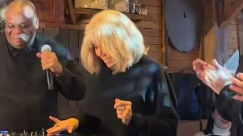 Παρίσι: Viral η Μπριζίτ Μακρόν σε ρόλο dj σε φιλανθρωπική εκδήλωση [βίντεο]