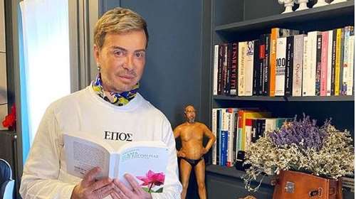 Λάκης Γαβαλάς: Δείτε το extravagant διαμέρισμά του στο Κολωνάκι - Tσάντες ανθοδοχεία και καπέλα για... φρούτα [Εικόνες - Βίντεο]