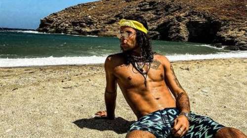 Άγγελος Λάτσιος: Ποζάρει με γραμμωμένους κοιλιακούς σε παραλία της Άνδρου και καίει καρδιές [Εικόνα]