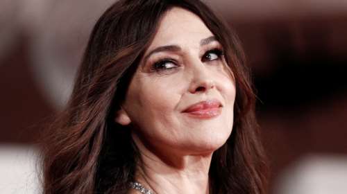 Η Μόνικα Μπελούτσι φόρεσε το γκρι πουλόβερ ως σούπερ μίνι φόρεμα στην πιο αισθησιακή εκδοχή του