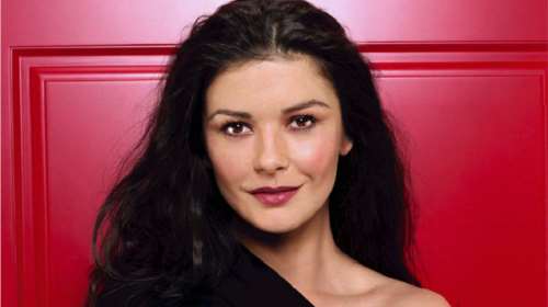 Κάθριν Ζέτα Τζόουνς: Πανέμορφη στα 17, λίγο πριν βγει στη σκηνή σε θέατρο στο Λονδίνο