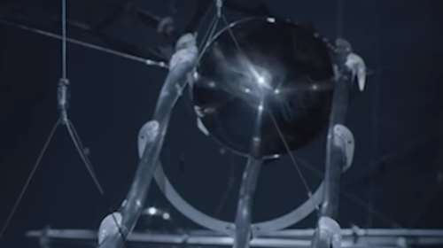 Ένα γιγαντιαίο φλιπεράκι σε πασαρέλα μόδας