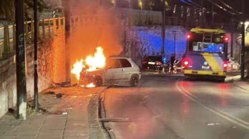 Νέα Φιλαδέλφεια: Καρφώθηκε σε κολώνα με το αυτοκίνητό του που πήρε φωτιά - Νοσηλεύεται σε σοβαρή κατάσταση [βίντεο]