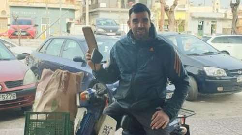 Με τη φρατζόλα στο χέρι ο Πέτρος Κωνσταντινέας του ΣΥΡΙΖΑ κατά της ακρίβειας: &quot;Καλύτερα με παπάκι παρά με Μητσοτάκη...&quot;