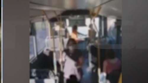 Θεσσαλονίκη: Οδηγός λεωφορείου είπε σε επιβάτη να φορέσει μάσκα και εκείνος τον χτύπησε [βίντεο]