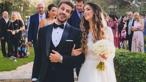 Ακης Πετρετζίκης- Κωνσταντίνα Παπαμιχαήλ: Το εντυπωσιακό δέντρο που στόλισαν στο σπίτι τους