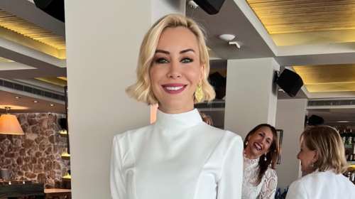 Η ψηλόλιγνη σιλουέτα της Αντριάνας Παρασκευοπούλου: Το deux pieces με cropped τοπ και φούστα με peplum και μεγάλο σκίσιμο