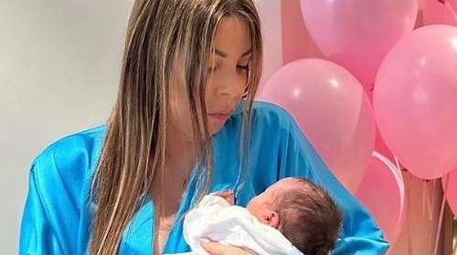 Άντζελα Δημητρίου: Η τρυφερή αγκαλιά με την εγγονή της - Η πρώτη ανάρτηση και οι φωτογραφίες από το μαιευτήριο