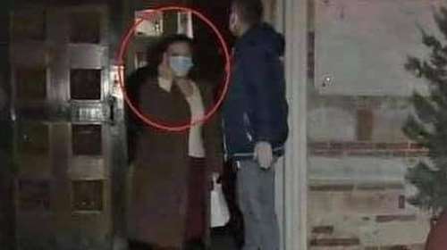 Θεσσαλονίκη: Ηλικιωμένη ύψωσε... το μεσαίο δάχτυλο στις κάμερες έξω από εκκλησία [βίντεο]