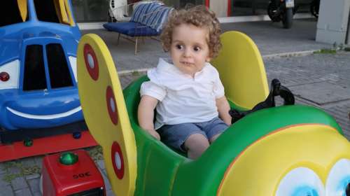 Ο μικρός Παναγιώτης Ραφαήλ γιορτάζει τα τέταρτα γενέθλιά του - Το ευχαριστώ των γονιών του [βίντεο]