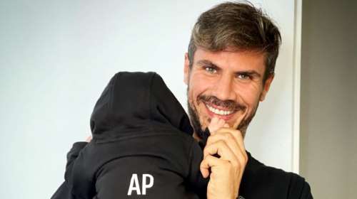 Άκης Πετρετζίκης: Τρελά κέφια σε βόλτα ντυμένος ασορτί με τον γιο του