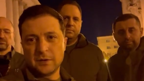 Δραματικό μήνυμα Ζελένσκι από το Κίεβο: Βρισκόμαστε όλοι εδώ για να υπερασπιστούμε την ανεξαρτησία μας [Βίντεο]