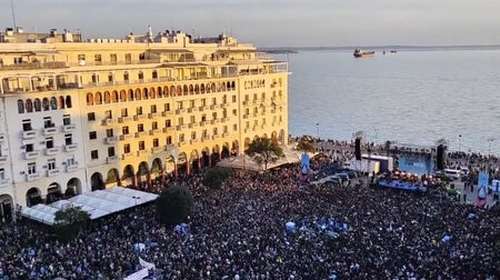 Θεσσαλονίκη: Χιλιάδες κόσμου στη συναυλία κατά της ιδιωτικοποίησης του νερού - Με Θ. Παπακωνσταντίνου και Δεληβοριά