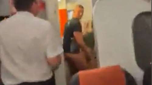 Ασυγκράτητο ζευγάρι έκανε σεξ σε τουαλέτα αεροπλάνου - Τους έπιασαν στα... πράσα [βίντεο]