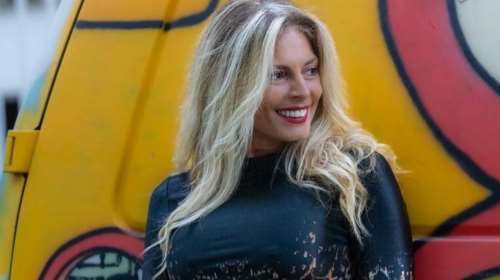 Kατερίνα Λάσπα: Βόλτα στην πόλη με μίνι λεοπάρ φόρεμα που τονίζει το αψεγάδιαστο σώμα της