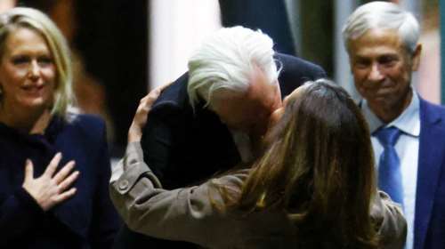 Στην Αυστραλία ο Τζούλιαν Ασάνζ: Η συγκινητική στιγμή που πέφτει στην αγκαλιά της συζύγου του και τη φιλά