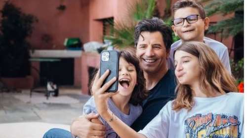 Ο Σάκης Ρουβάς παίζει νεροπόλεμο με τα παιδιά του και γίνεται κυριολεκτικά μάχη - Απολαυστικό βίντεο